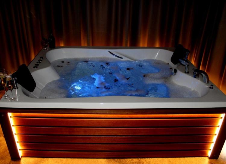Suite mit Kingsize-Bett mit Whirlpool