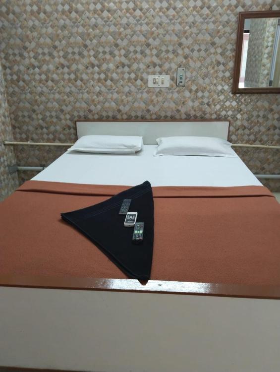 Dvoulůžkový pokoj Standard s manželskou postelí a ventilátorem.