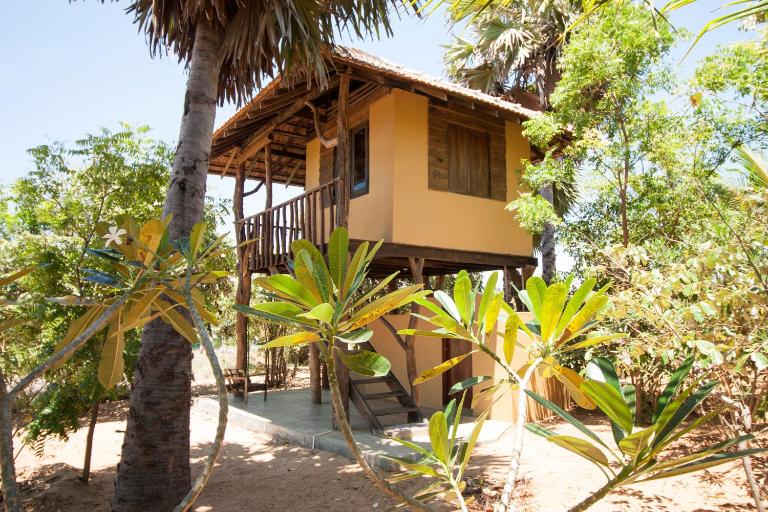 Hilltop Cabanas - Bed and Breakfast Komari