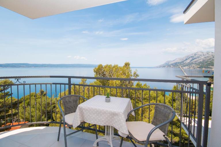Sea View Apartment Gin Brela - Bed and Breakfast Brela