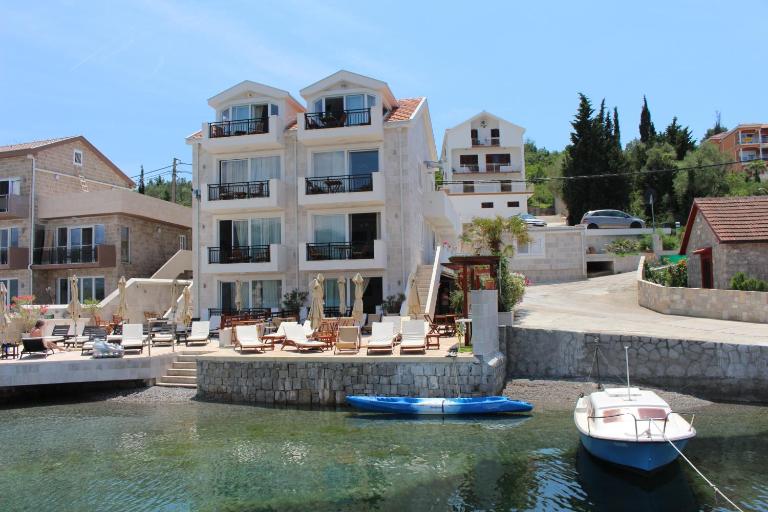 Apartments Harmonia - Bed and Breakfast Tivat