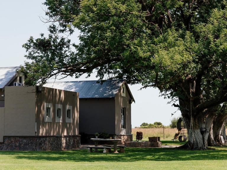 Buffalo Thorn Tree Lodge - Nearby Sun City - B&B Swartruggens