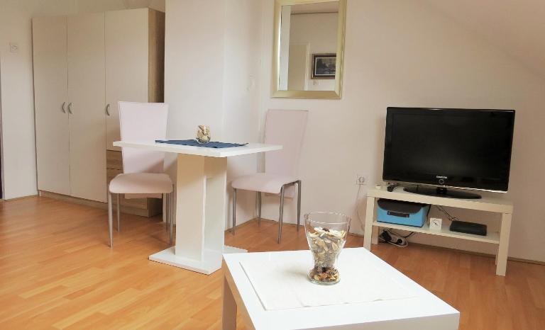 Mia Airport studio - Zagreb Airport - 0-24h Self check in - Free parking - long term parking option - B&B Velika Gorica