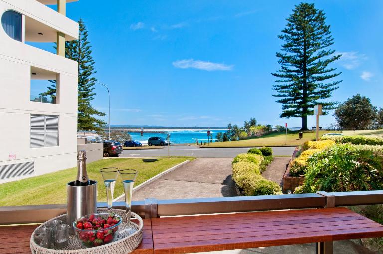 Beauty at the Beach - modern beachfront apartment - B&B Port Macquarie