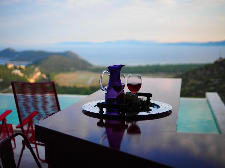 Red Grey Sea View Villa - B&B Schinias