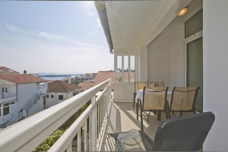 Sea view, modern & spacious apartment - B&B Hvar