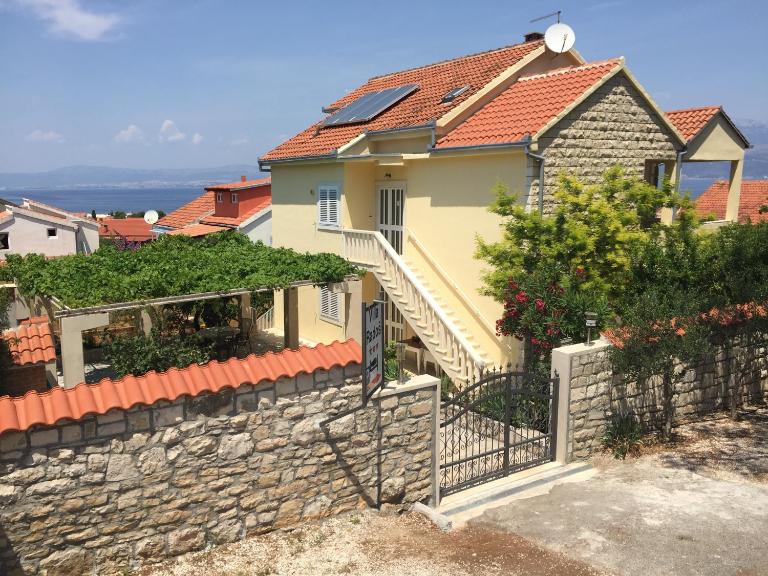 Villa Radoš - 4 Sterne, 3 Apartments für maximal 18 Gäste - B&B San Pietro di Brazza