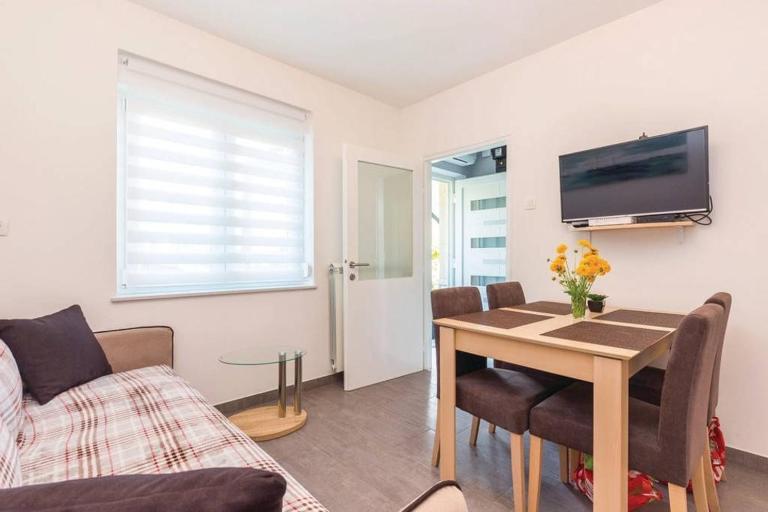 Apartment Laura - B&B Kostrena