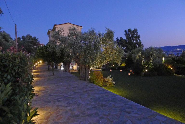 Ampoulos Rooms & Apartments - B&B Alyfantá