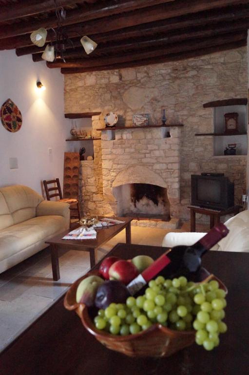 Makrinari Tis Pano Geitonias - B&B Salamioú