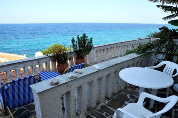Alkioni Studios - Chambres d'hôtes Néon Karlovásion