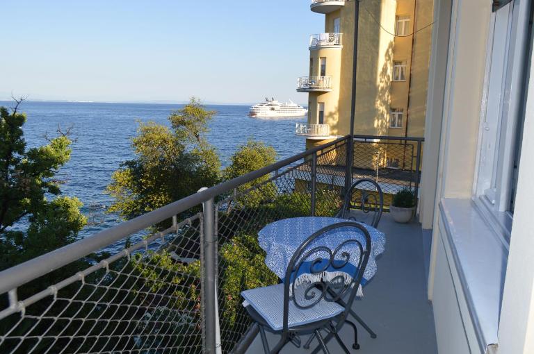 Leona Authentic Beachfront Villa 2BR APT by Irundo - Ferienwohnung Opatija