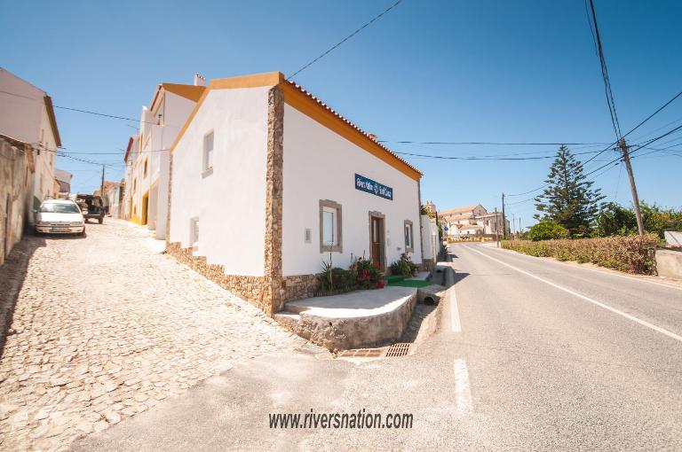 Rivers Nation Surf Camp - Chambres d'hôtes Atouguia da Baleia