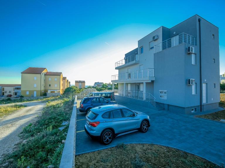 Apartments "Sun-Mauro" - suitable for groups of people - Chambres d'hôtes Novalja