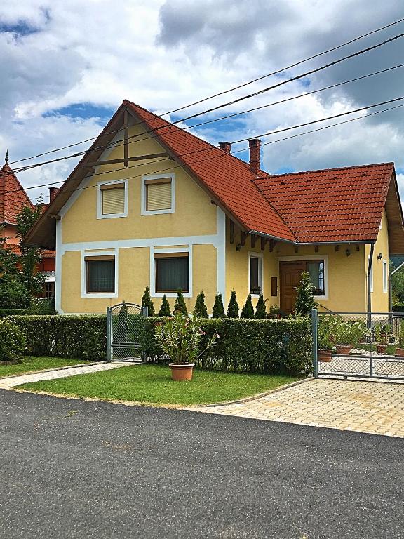 Petra Apartmanház - B&B Badacsonytomaj