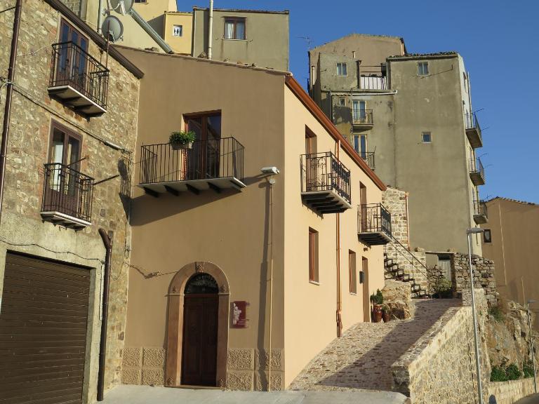 Porta Baciamano - B&B Geraci Siculo