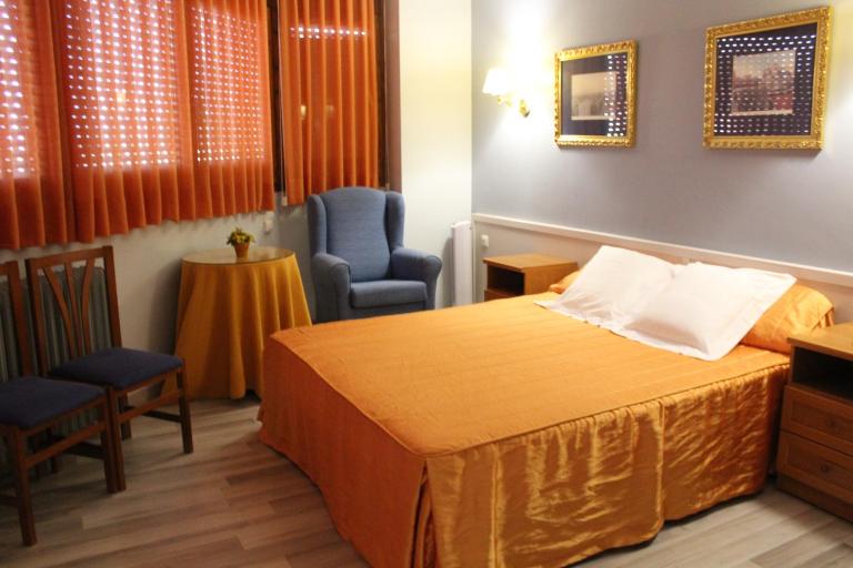 Hostal Montserrat - B&B Tona