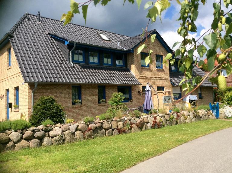 Ferienwohnung "Alter Gutshof" Hühnergott - B&B Sellin