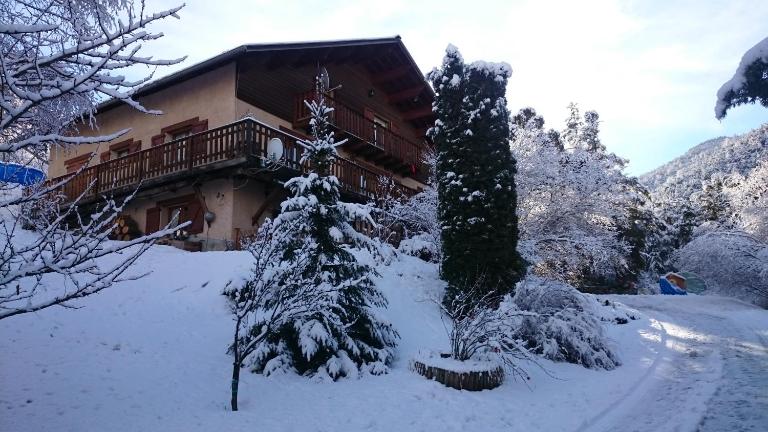 appartement indépendant chalet "les Ormes" - B&B Enchastrayes
