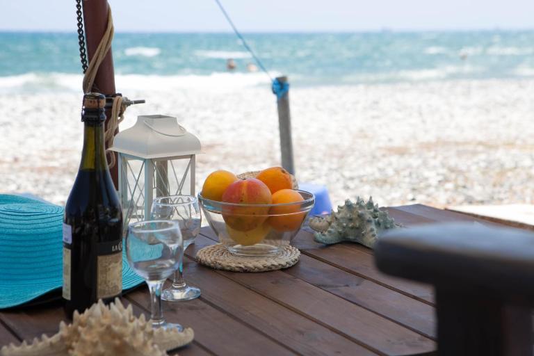 Aquarian Beachfront Apartment - Bed and Breakfast Larnaca