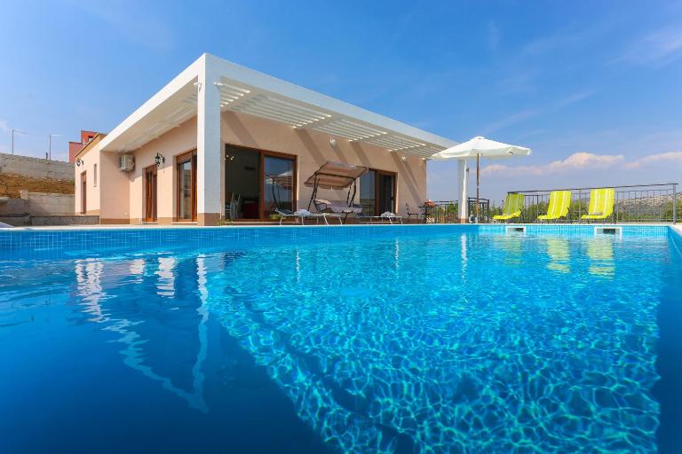 Villa Longfield-private heated pool, sauna, air-conditioned - B&B Dugopolje