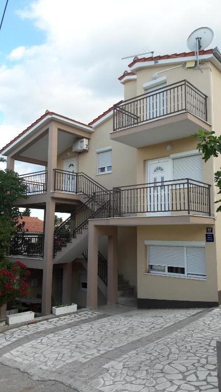 Apartments Matanovic - Bed and Breakfast Rogoznica
