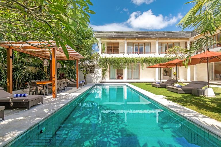 Villa Seriska Jimbaran - Spacious 5BR Private Pool Villa with Private Cook, Spa & Tour - Ferienwohnung Jimbaran