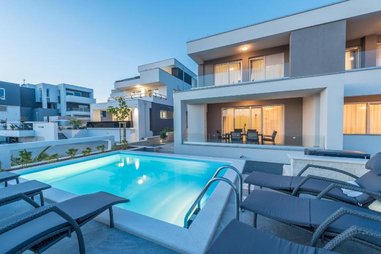 Apartments with pool Villa Zora - B&B Novalja