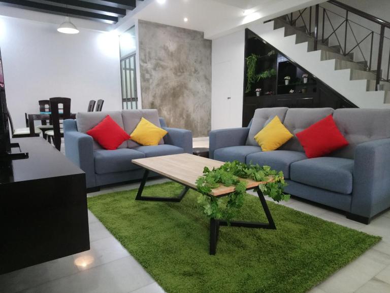Family Holiday Home Near Legoland & 5mins walk to Aeon 5BR Landed Bukit Indah JB - Ferienwohnung Johor Bahru