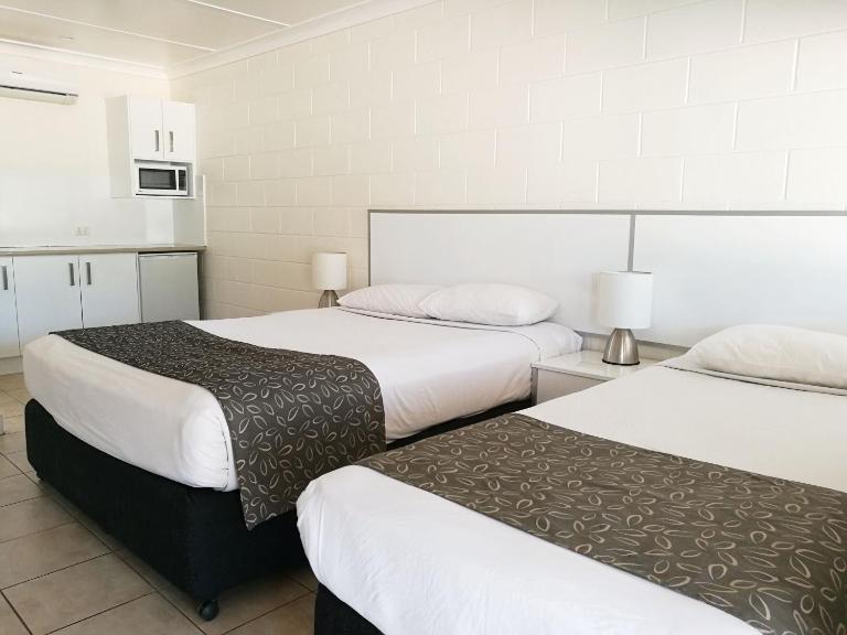 Augathella Motel & Caravan Park - Bed and Breakfast Augathella