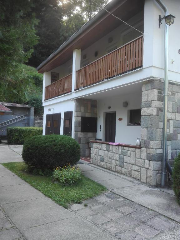 Pereszlényi Vendégház - B&B Visegrád