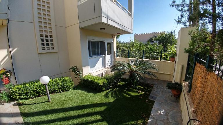 Cozy Apartments near the airport - B&B Loutsa
