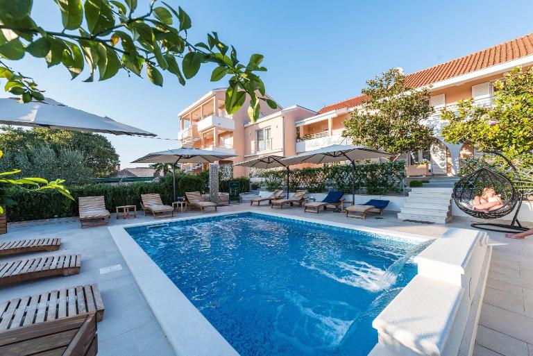 Villa Zdenka with heated pool - B&B Pakoštane