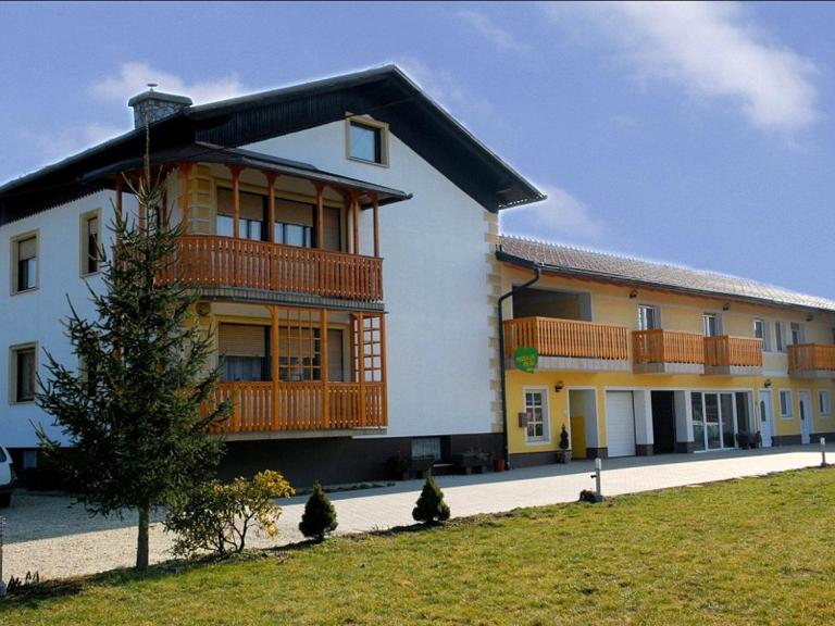 Tourist Farm Šalamun - Bed and Breakfast Banovci