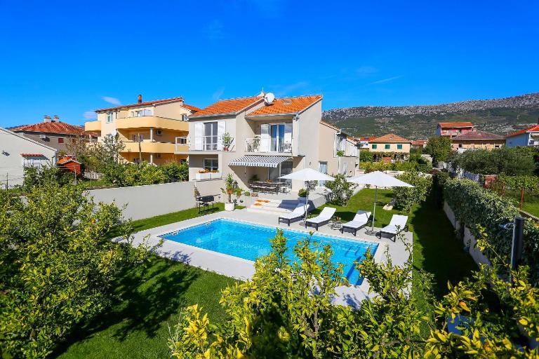Villa Elysium - Family House with Heated Pool - B&B Kutleše