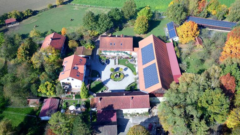 Gut Schwarz-n Hof Ferienwohnungen - B&B Bad Griesbach