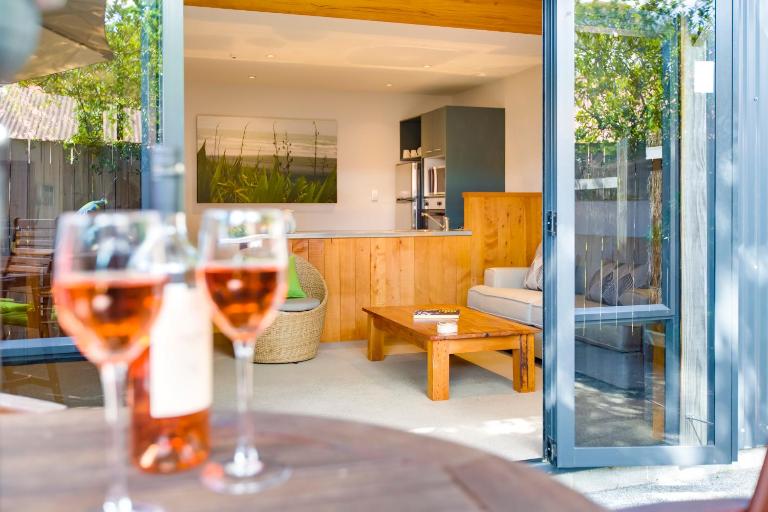 Apartment 11 Havelock North Village with Parking & Courtyard - Bed and Breakfast Havelock North