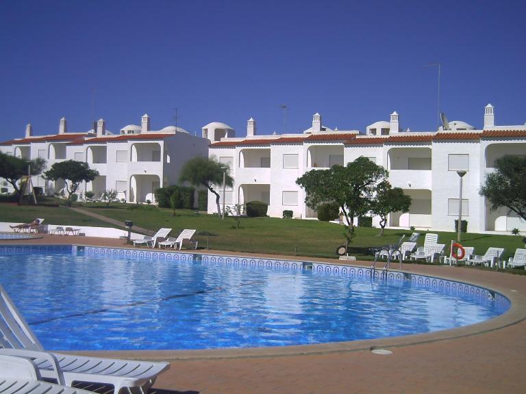 Apt com piscina em Alporchinhos - Bed and Breakfast Lagoa