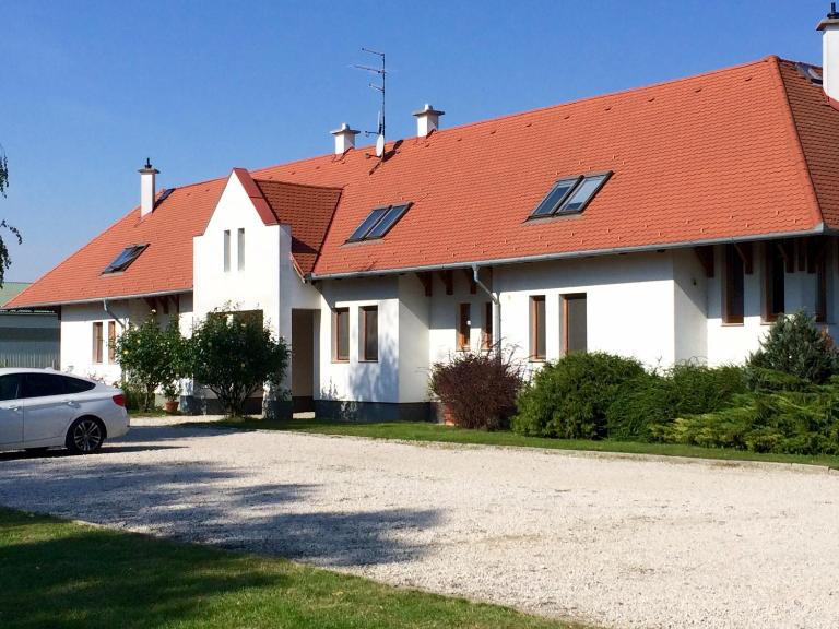 KARÁM Vendégház és Lakásétterem - Chambres d'hôtes Nagybajcs