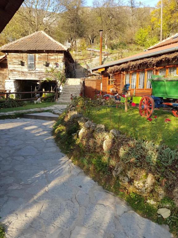 Guest House Lisinski Raj - Ferienwohnung Despotovac