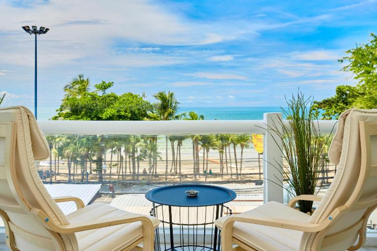 LUXURIOUS APARTMENT on JOMTIEN BEACH ROAD - Chambres d'hôtes Jomtien