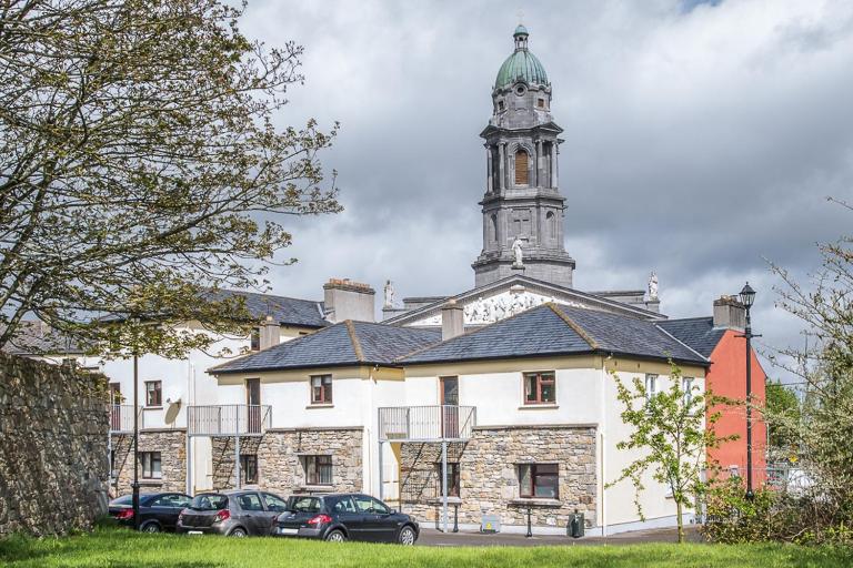 Cathedral View Apartments - Bed and Breakfast Longford