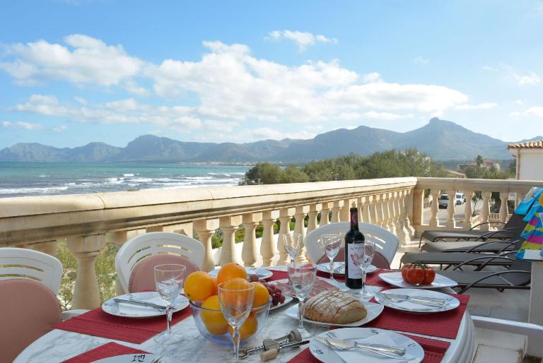 Front Line Beach Apartment in Son Serra - B&B Son Serra de Marina