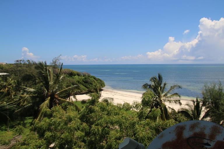 Mombasa Bamburi Beach Studio B44 - Pool & Beach - Sleeps 2 - B&B Mombasa