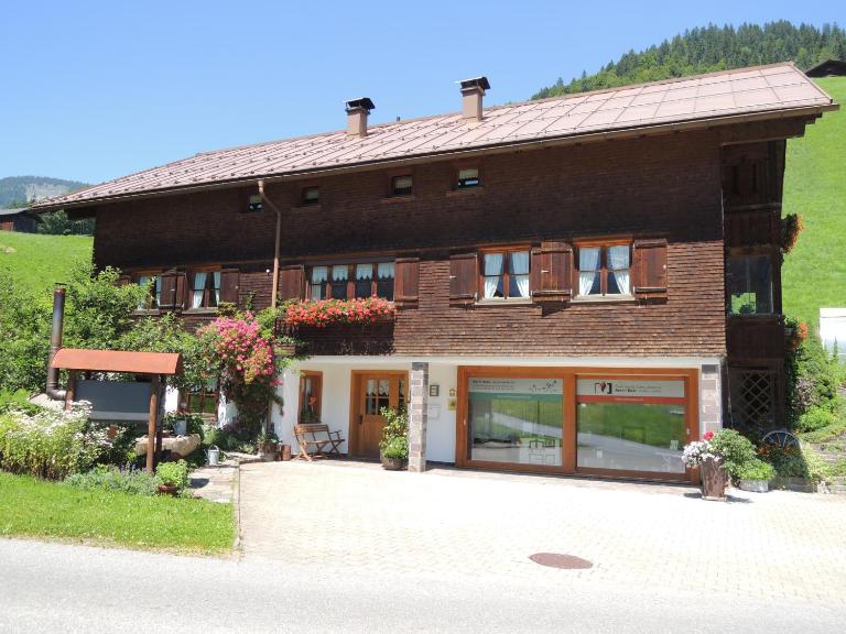 Appartements Karin Mitten im Grünen - B&B Schoppernau