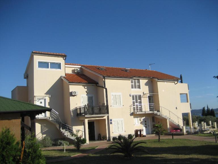 Villa „Drei Palmen“ - Ferienwohnung Sveti Filip i Jakov