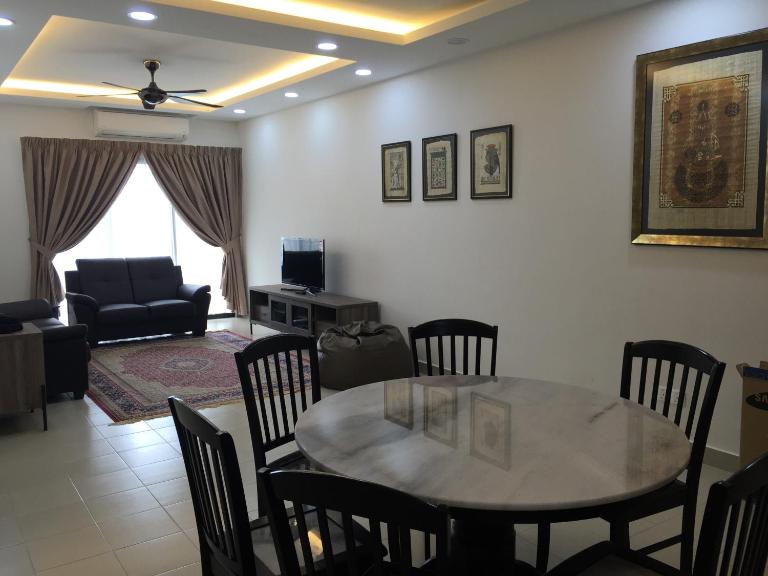 Rusnoor Homestay Alami Residensi 2-17-2 - Chambres d'hôtes Shah Alam