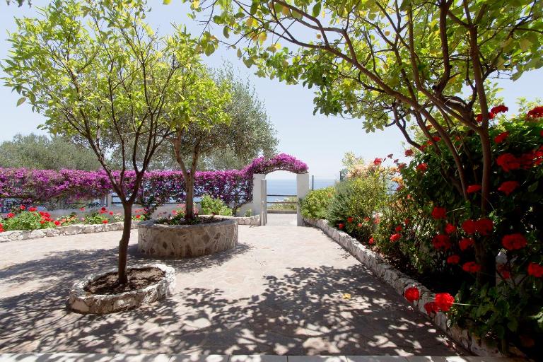Sos Dorroles Motoparking - Bed and Breakfast Cala Gonone