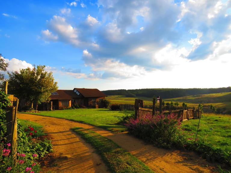 Rocks & Roses Farm stay - B&B eMbangweni