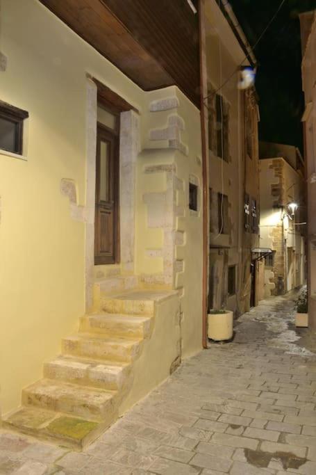 Charming stone corner house - B&B La Canea